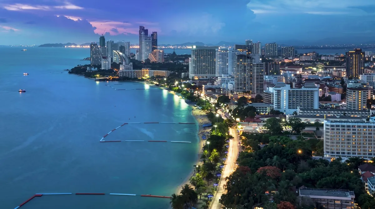 Skyline van Pattaya bij nacht langs de baai